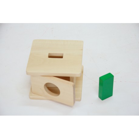 Drewniane pudełko z zielonym prostopadłościanem