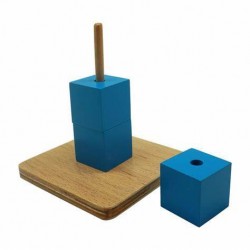 Niebieskie klocki do nawlekania w pionie